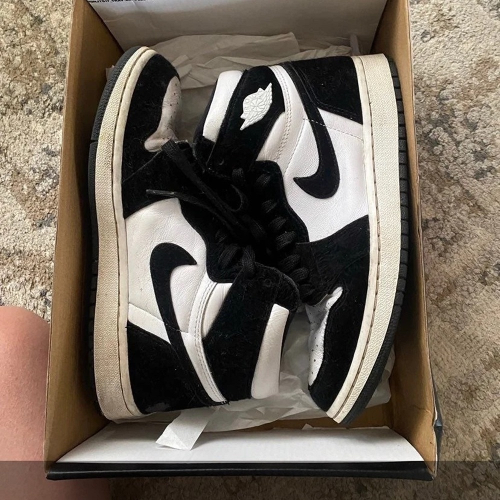 Nike Jordan’s 1 panda twist